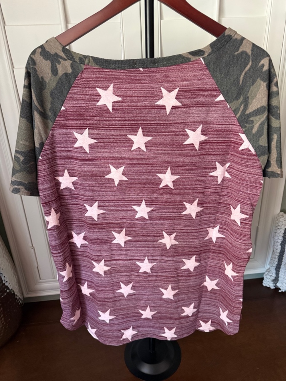 BiBi Mauve Star Print Raglan Tee with Camo Sleeves NWOT - Picture 2 of 3